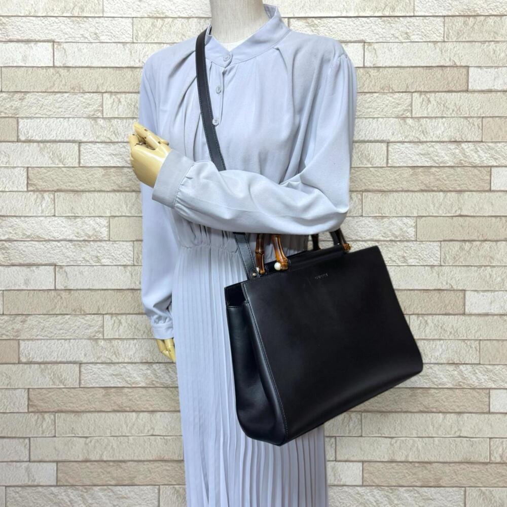 GUCCI Authentic Black Leather Bamboo Shoulder Bag - Picture 2 of 12